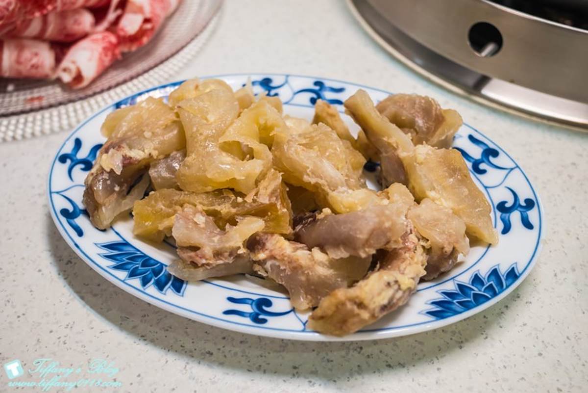 台北最好吃麻辣火鍋之一！必點爆汁鴨血、老油條、大腸頭，餐後還附搞笑冰品