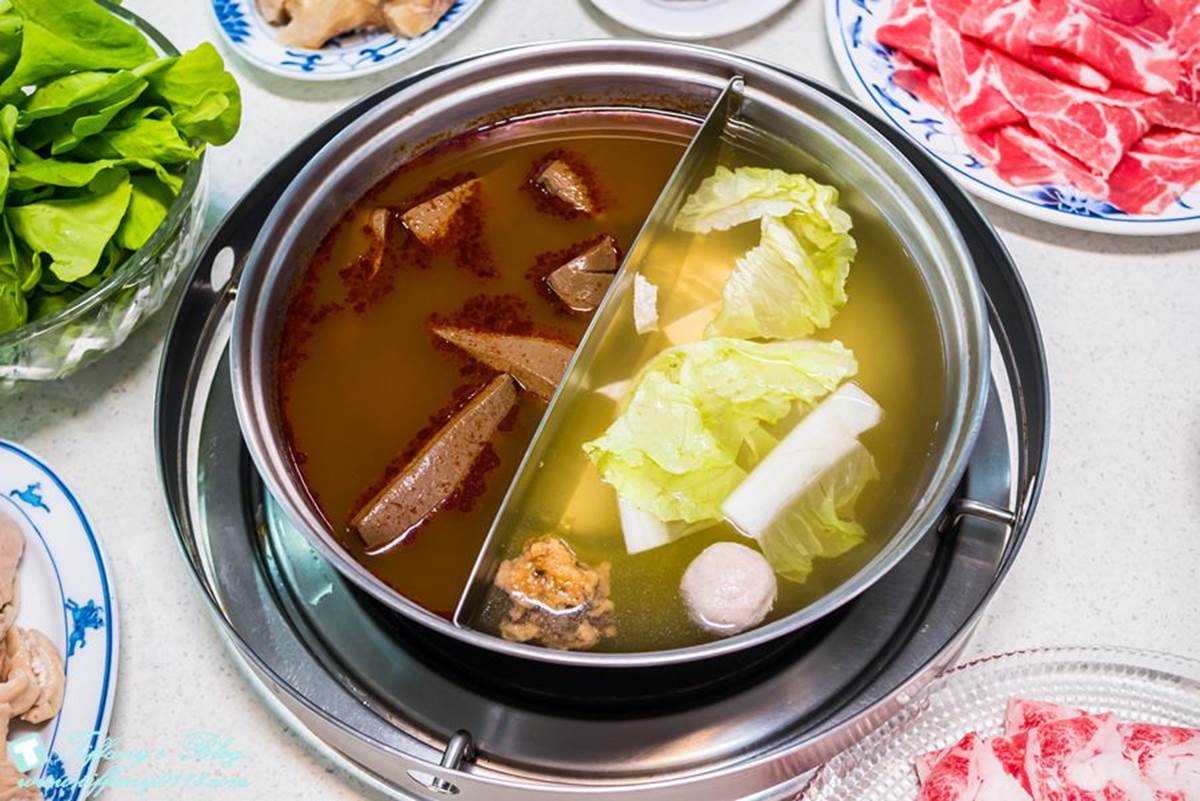 台北最好吃麻辣火鍋之一！必點爆汁鴨血、老油條、大腸頭，餐後還附搞笑冰品