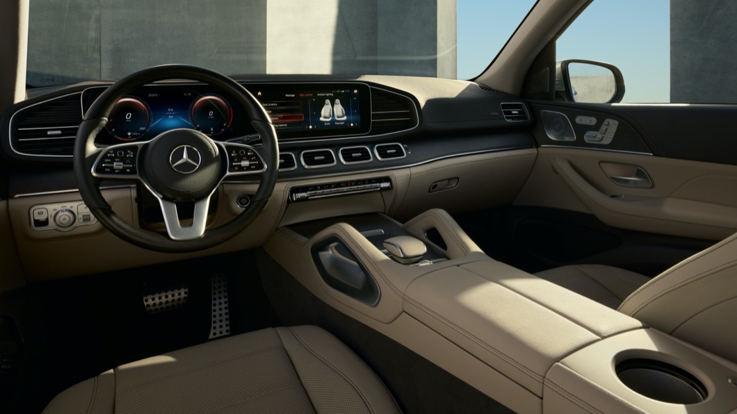 延續了S-Class的豪華舒適感受，車艙內搭配灰色橡木飾板以及全新三幅式多功能平底方向盤。(圖片來源/ Benz)