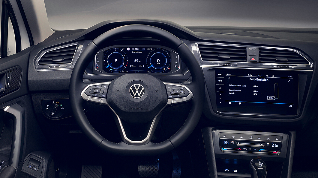 車內透過全數位儀錶板、新世代多媒體資訊整合系統與新式樣空調介面營造更高科技感。(圖片來源/ Volkswagen) 