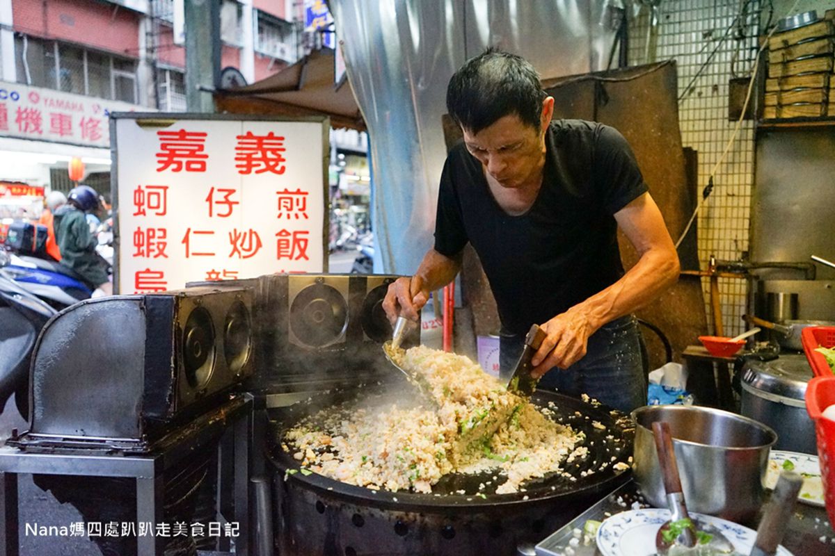 營業時間僅供參考！新莊秒殺級炒飯1盤吃得到7隻蝦仁，再加特製辣醬更夠味