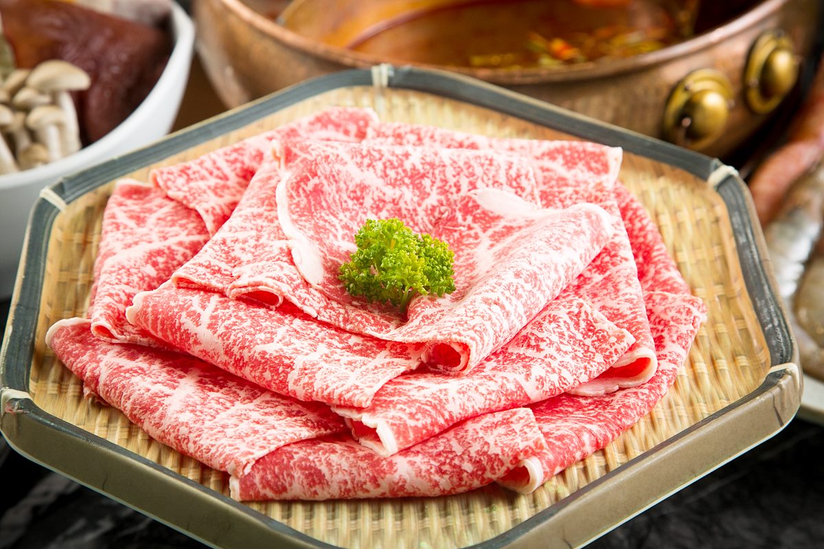 日本頂級和牛吃到飽推「四人同行一人免費」，和牛界四大「愛馬仕」肉品任你吃到撐
