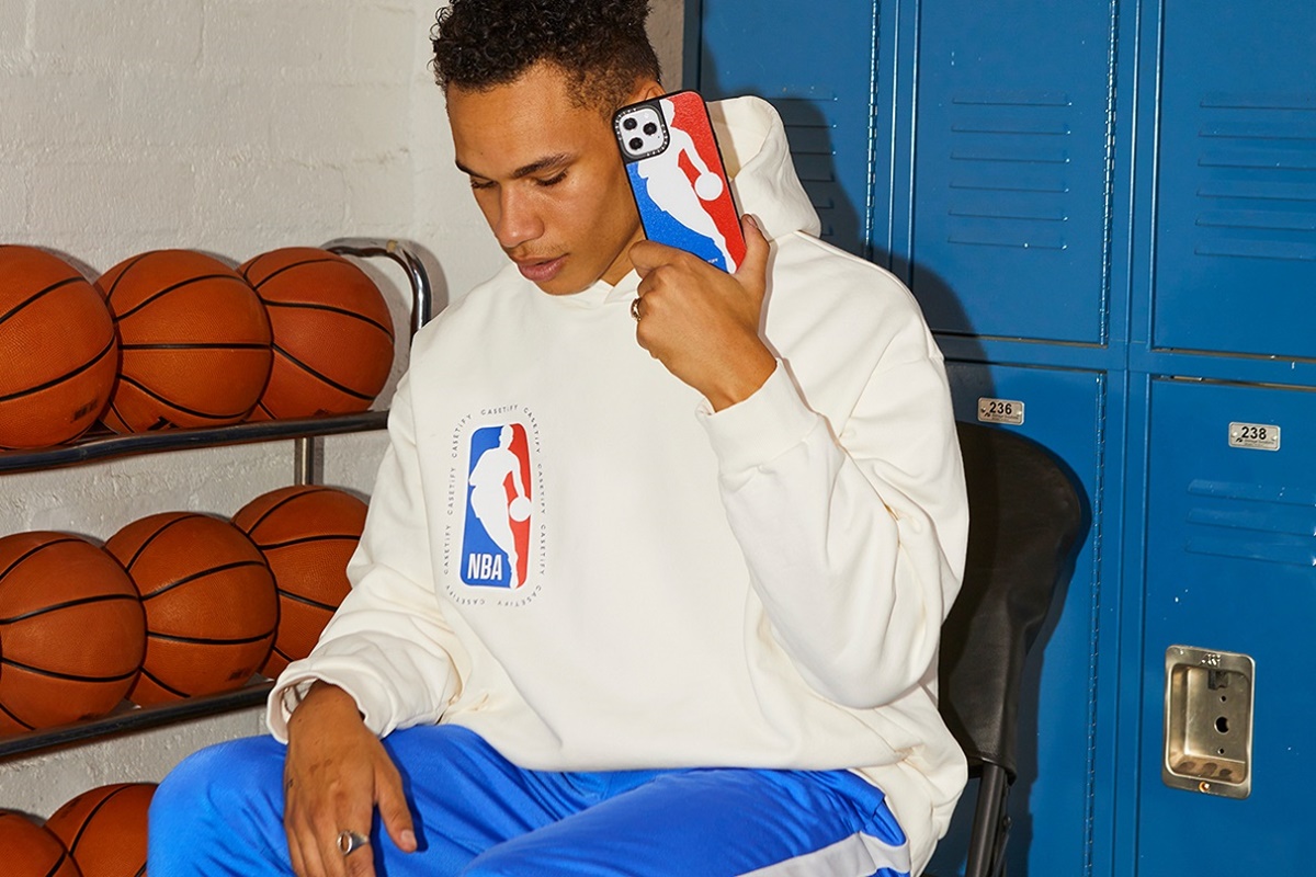 球迷快衝「正版NBA手機殼」這裡買！籃球觸感特殊款、18K金「冠軍盃」都有