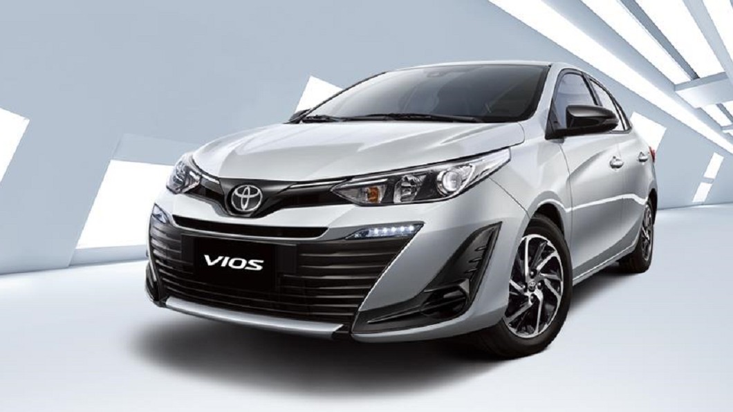 Vios車頭換上鏡面黑色烤漆水箱護罩，並重新修飾氣壩兩側嵌飾造型。(圖片來源/ Toyota)