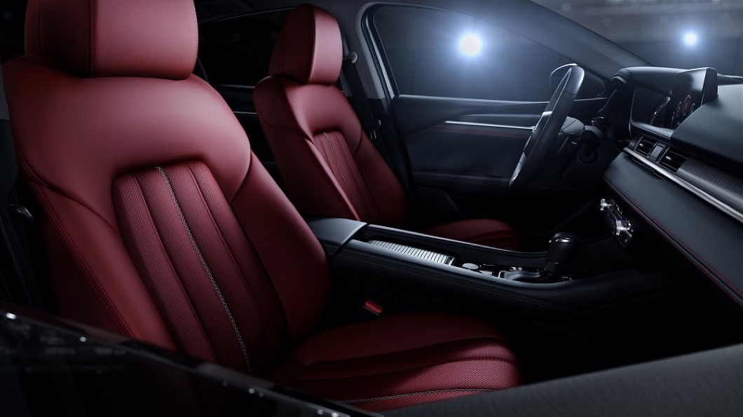 Mazda6 Wagon黑艷版內裝則是可以見到酒韻紅真皮座椅以及爍黑髮絲紋飾板，創造更具性格的內裝呈現。(圖片來源/ Mazda)