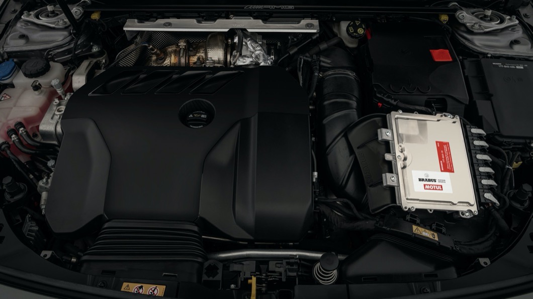 Brabus B45是以M-AMG A45車上所搭載的2.0升四缸渦輪增壓引擎為基礎，針對供油電腦與進氣系統升級。(圖片來源/ Brabus)