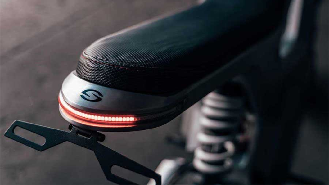 Metacycle造型設計採用傳統檔車基本輪廓設計，尾燈則為弧形燈條配置。(圖片來源/ Sondors)