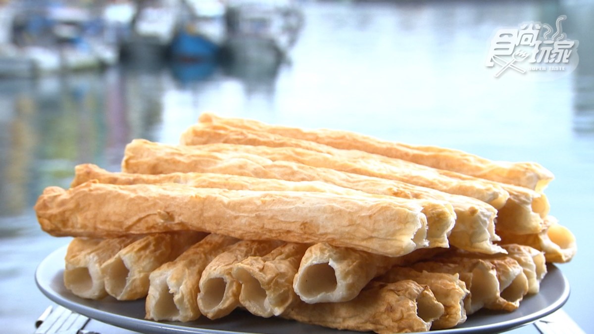 基隆特色小吃「吉古拉」，其實就是用魚漿製成的烤竹輪。