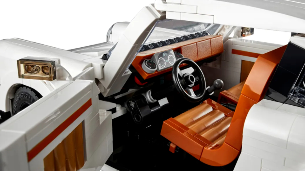 樂高版Porsche 911車艙內的設計相當精緻，包含儀表板、方向盤、排檔桿、可傾斜的座椅等，不但可打開車門及轉動方向盤，座椅也可傾斜。(圖片來源/ Lego)