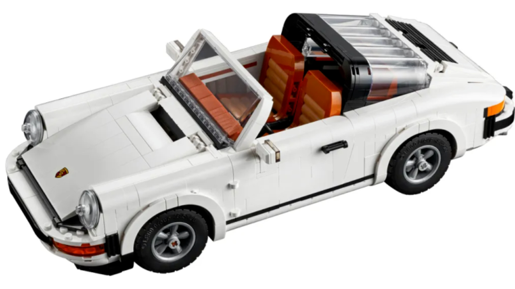 樂高版Porsche 911外觀以白色樂高磚組成，車頭維持經典家族輪廓，結合圓形頭燈、保險桿、Porsche盾型廠徽。(圖片來源/ Lego)