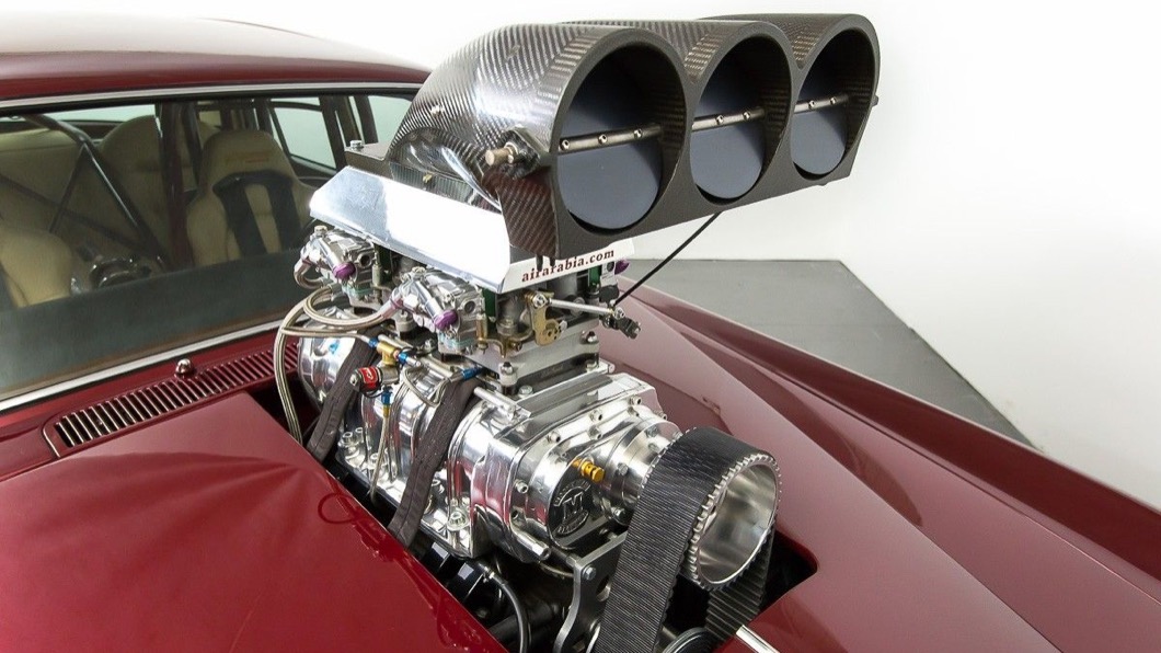 動力方面採用GM旗下的V8引擎，並且搭配誇張的機械增壓系統。(圖片來源/ FINN)