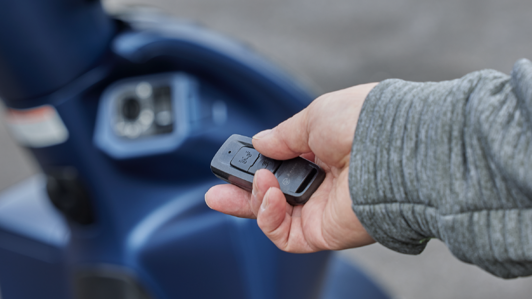 小改款DIO 110車上還具備Smart Key免鑰匙系統，騎士只要將鑰匙帶在身上就能夠輕鬆解鎖發動。(圖片來源/ Honda)