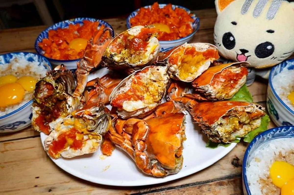 不只有傳統小吃！台南超狂烤龍蝦1隻只要600元，滿滿膏黃烤螃蟹隱藏版吃法更邪惡