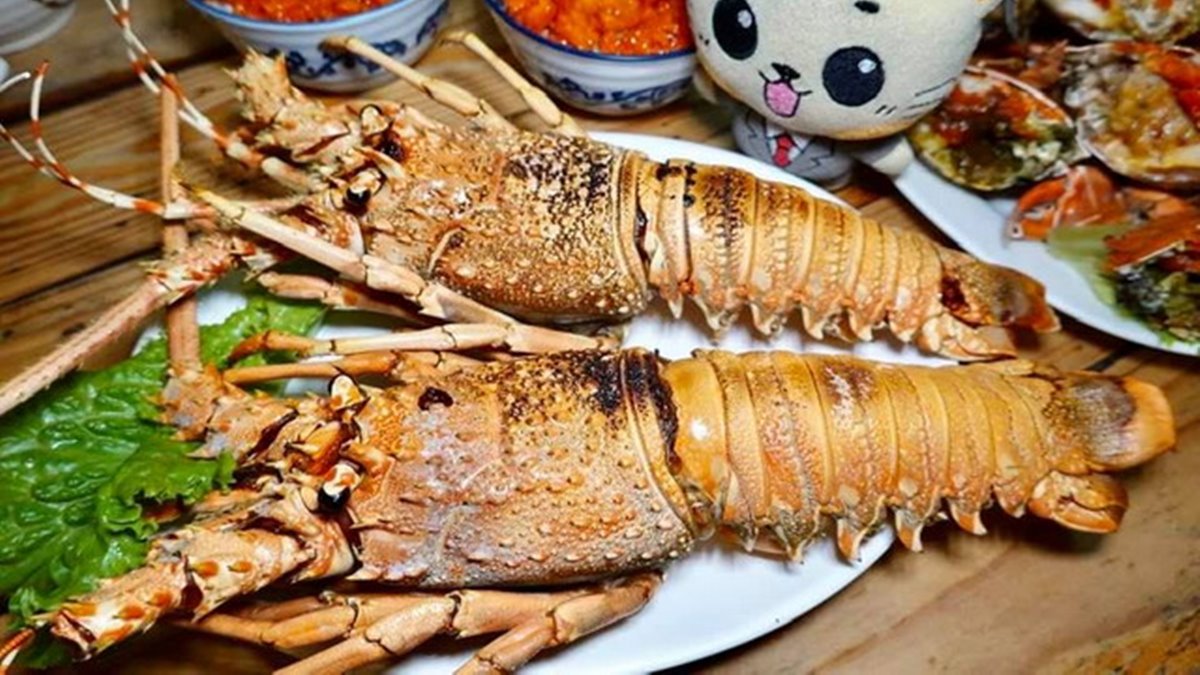 不只有傳統小吃！台南超狂烤龍蝦1隻只要600元，滿滿膏黃烤螃蟹隱藏版吃法更邪惡
