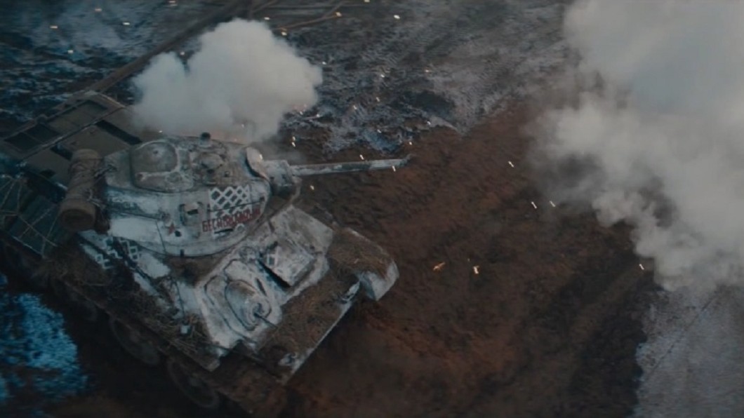 《T-34：玩命坦克》片中運用超過30公噸坦克大玩飛車。(圖片來源/ 車庫娛樂)