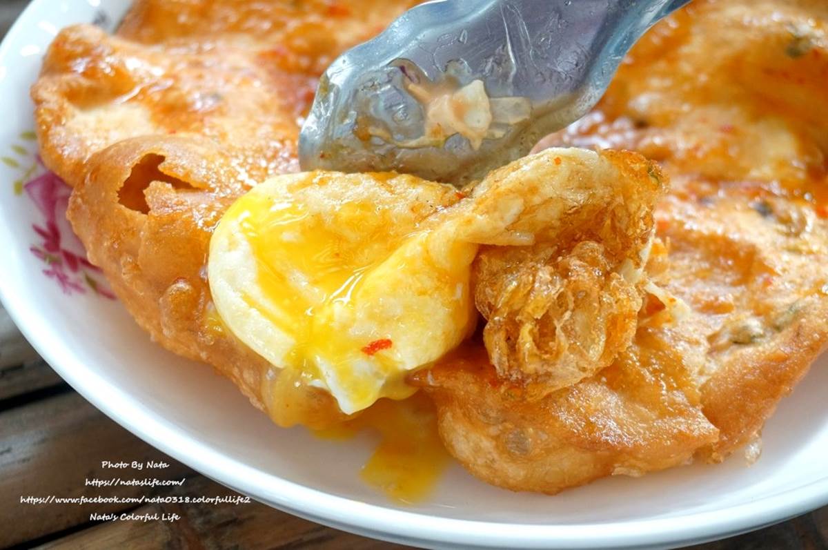 吃一份就飽！台南超夯蔥油餅包入整塊雞排或魚排，還塞入炸蛋、滿滿生菜沙拉