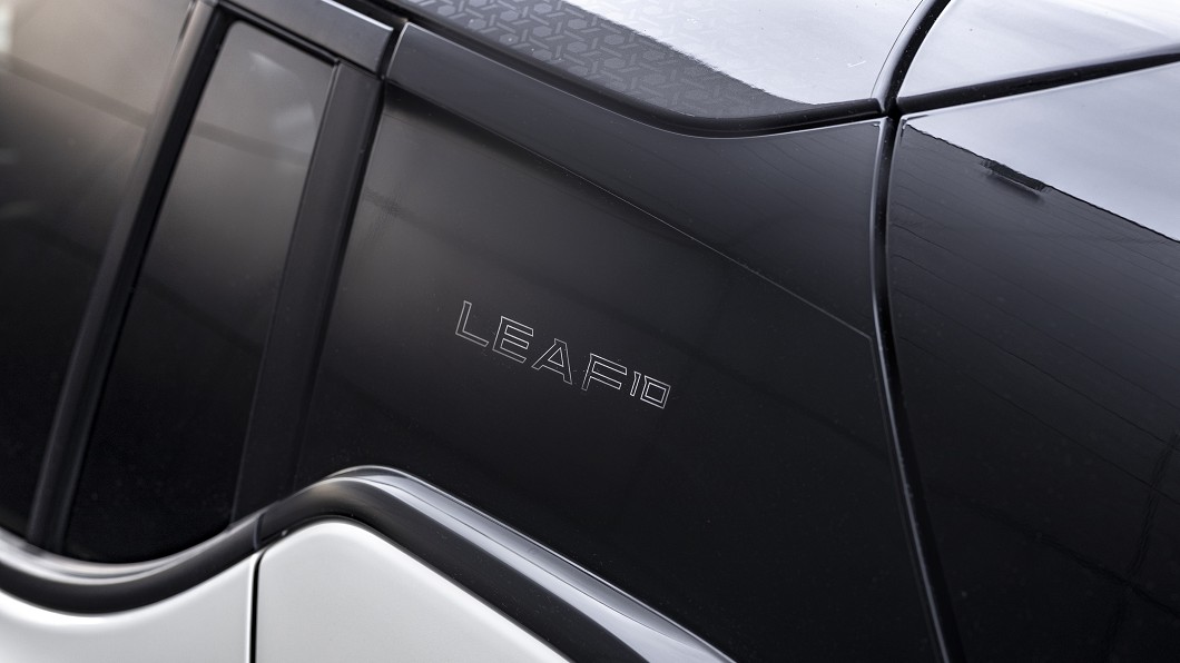 C柱繪有Leaf 10週年特別版專屬徽章。(圖片來源/ Nissan)