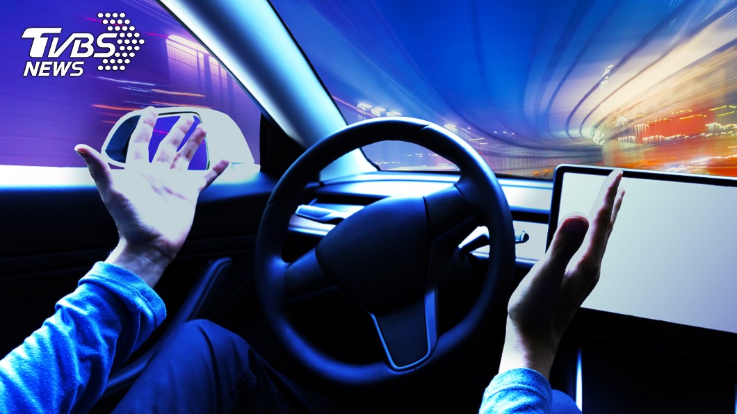 新修正《車輛車輛安全檢測基準》明定具有轉向輔助系統車輛，若駕駛未掌握方向盤，至多15秒內就該發出警告。(圖片來源/ Shutterstock) 