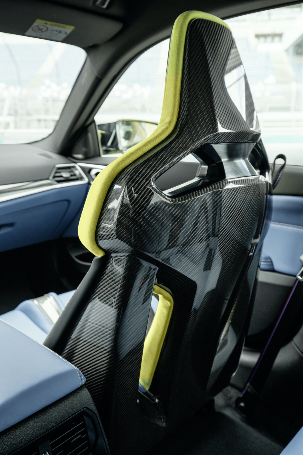 消費者還可以加價25萬選購Racing Package版本，獲得M專屬碳纖維賽車桶型座椅。(圖片來源/ BMW)