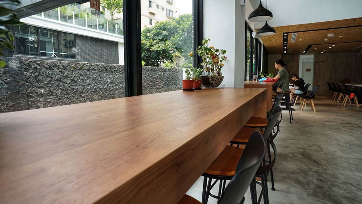 林口打卡咖啡店！挑高+落地窗設計超好拍，燻雞組合、水果鬆餅一上桌立刻掃盤