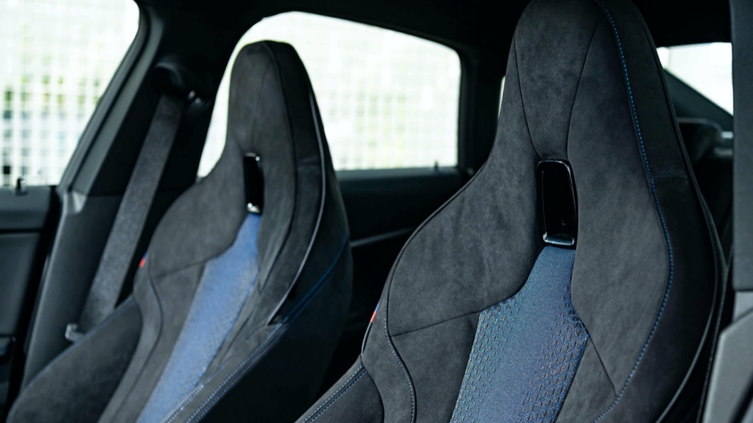120i、220i Edition M車上搭配麂皮和高級織布混織的M雙前座跑車座椅，帶來良好支撐力。(圖片來源/ BMW)