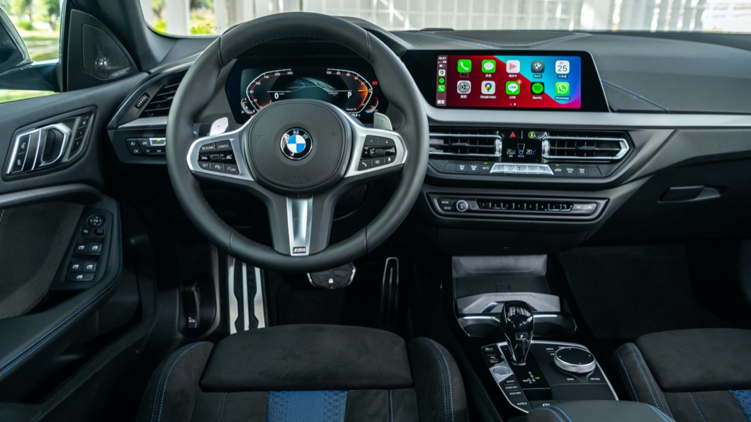 內裝部分，120i、220i Edition M車上均搭載M Sport套件。(圖片來源/ BMW)