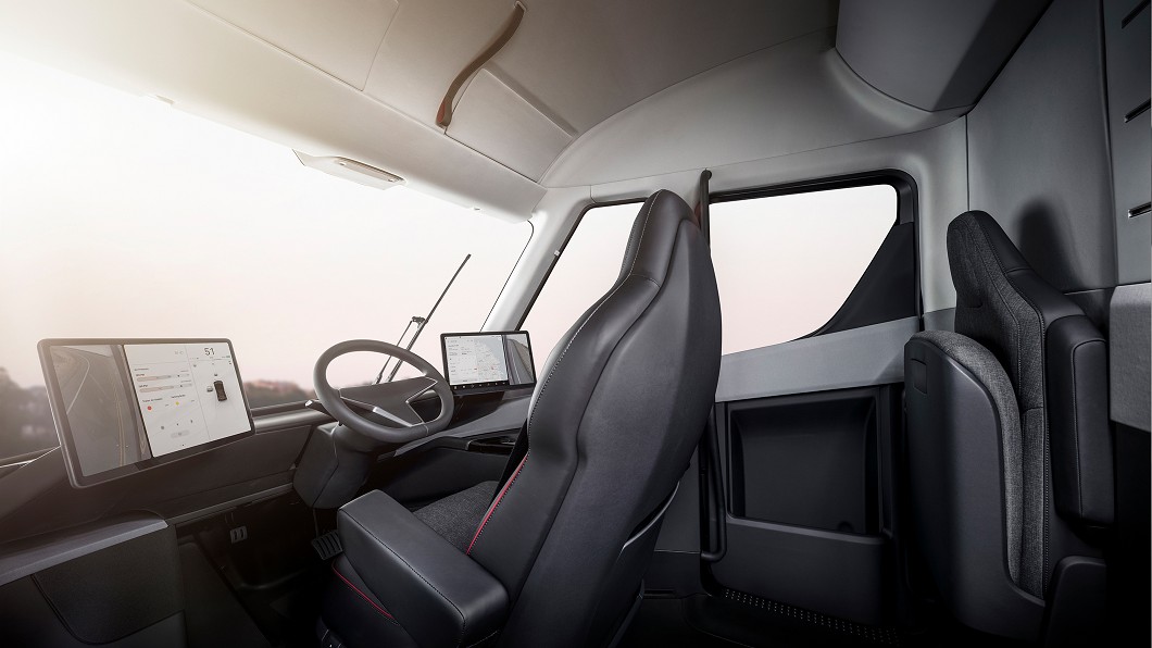 Tesla Semi採中置駕駛座配置，並透過兩組觸控螢幕作為資訊顯示與多媒體系統操作介面。(圖片來源/ Tesla)