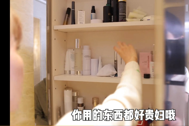 曾被批「香港第一敗金女」！章小蕙公開住家再招罵，網驚：光化妝品就要20萬