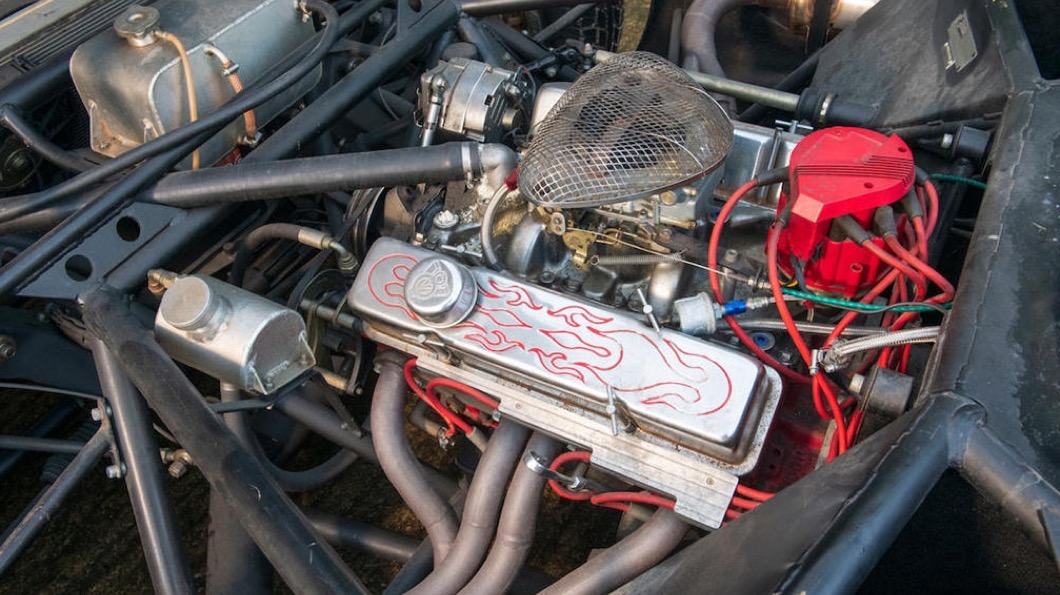 其實這部車的骨子裡是1965年的福特野馬，且裝有5.7升V8引擎。(圖片來源/ Bonhams MPH)