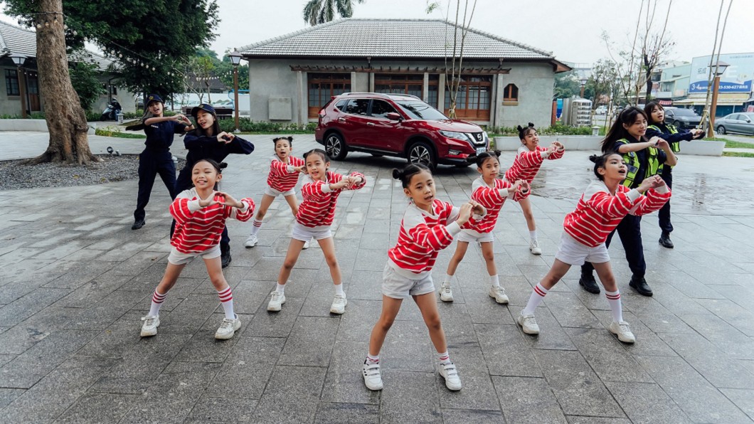 「Sunny Sunny」MV透過童趣動感、琅琅上口的音樂歌舞表演，與屏東縣政府共同關懷老人交通安全，邀請全台灣用路人一同關心高齡長者行的安全。(圖片來源/ 裕隆日產)