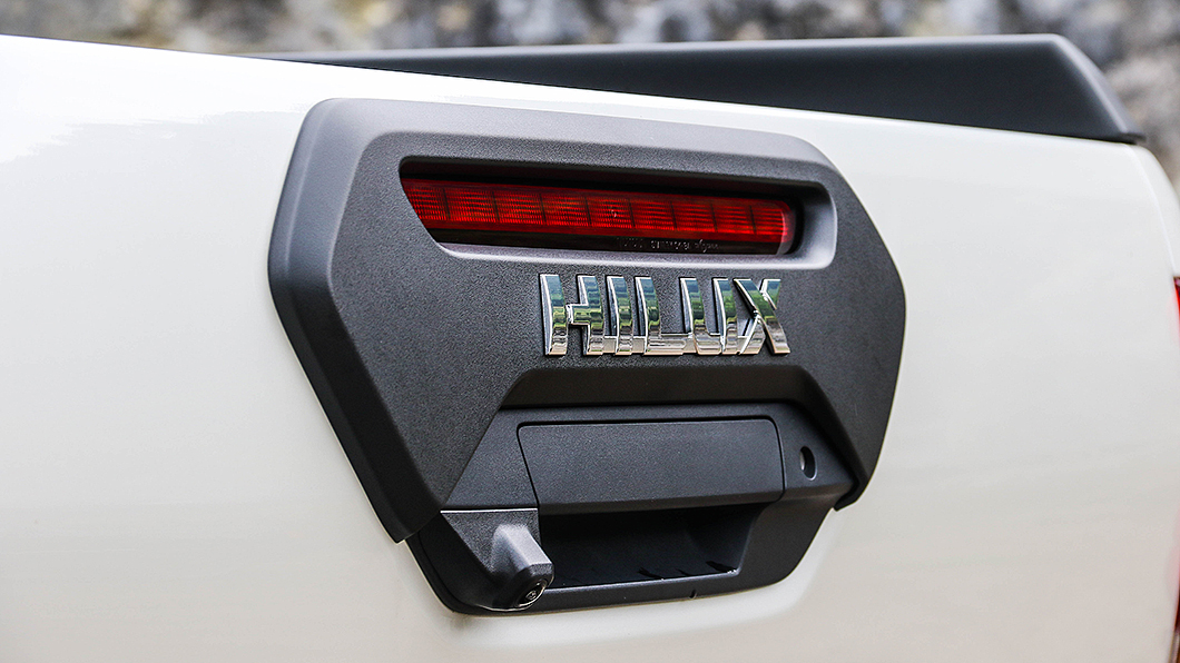 整合第三煞車燈、尾門把手，還鑲嵌車名標誌的六角形消光黑色裝置相當有設計感。