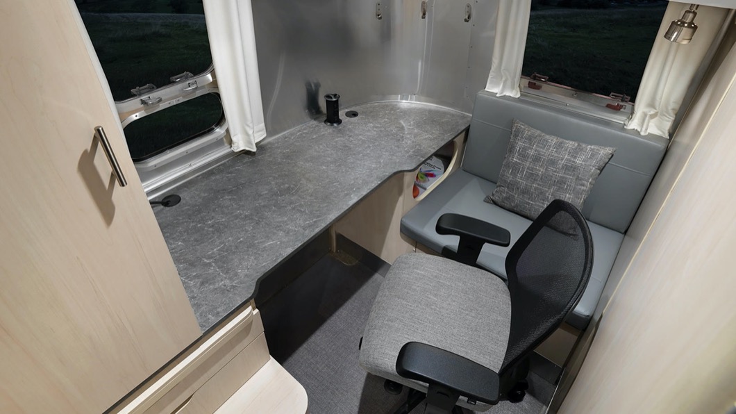 Airstream看準商機，推出結合豪華露營車功能與辦公室機能的2021 Flying Cloud 30FB Office。(圖片來源/ Airstream)