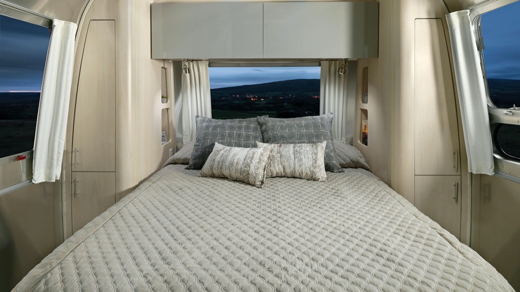 Airstream也為車主保留一部豪華露營車所需具備的設施，包含一張大雙人床。(圖片來源/ Airstream)