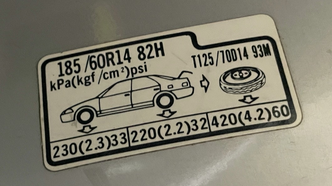 胎紋標準值可以參考位於駕駛座車門內側或者油箱蓋內的貼紙。