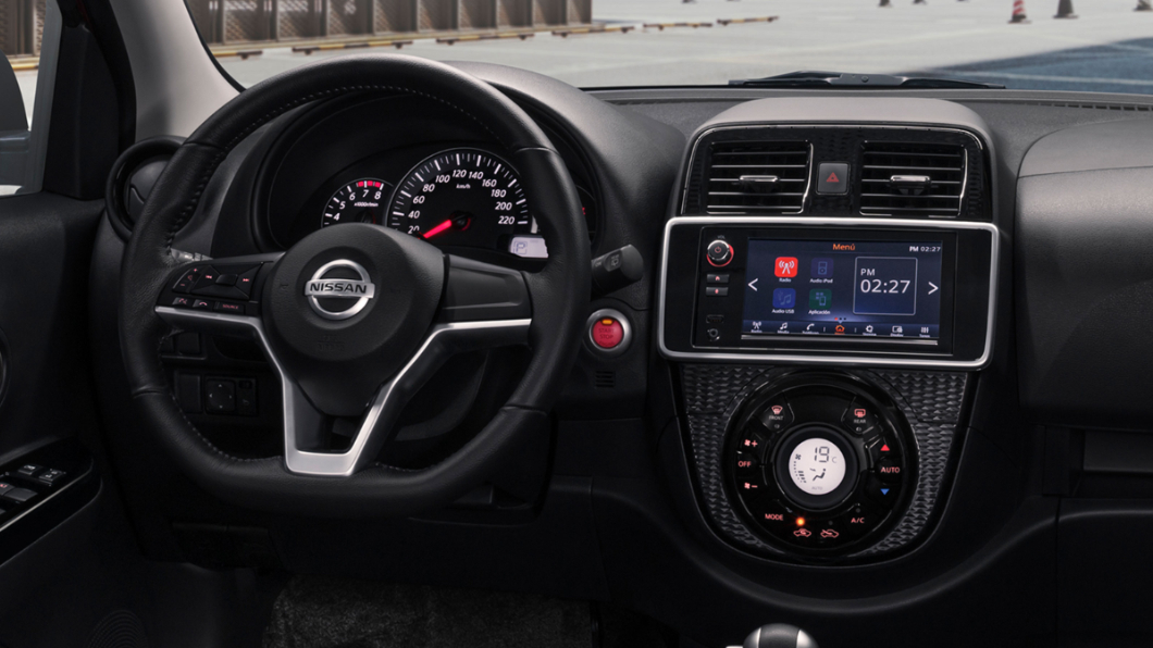 車艙內設計也有一定程度更新，搭載7吋多媒體資訊系統，支援Apple CarPlay、Android Auto智慧型手機連線功能，還加入類碳纖維飾板及三幅式方向盤，營造出運動氛圍。(圖片來源/ Nissan)