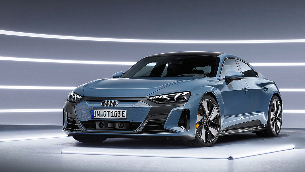 水箱護罩、前保桿、頭燈設計等，幾乎都與2019年發表的e-tron GT Concept概念車相同。(圖片來源/ Audi)