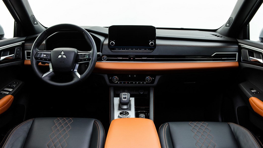 車內設計相對簡單、素雅，高規車型配備12.3吋全數位虛擬儀表板與8吋中控懸浮式觸控螢幕。(圖片來源/ Mitsubishi)