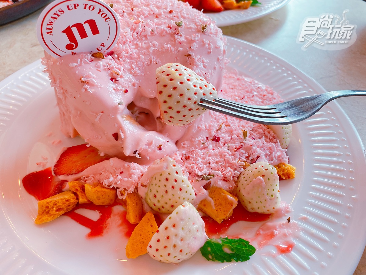 超限量「白色草莓季」這裡吃！打卡必拍「下櫻花雨」瀑布舒芙蕾，還有白色巨塔草莓杯