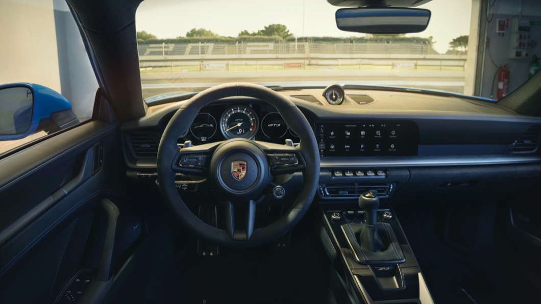 駕駛艙佈局方面設計與現行車款一致，不過在駕駛介面呈現則更加具有競技氣息。(圖片來源/ Porsche)