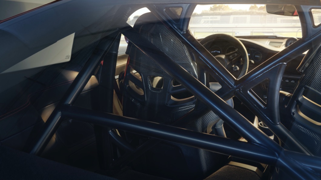 911 GT3車上的碳纖維座椅與防滾籠帶來更加熱血的車室氛圍。(圖片來源/ Porsche)