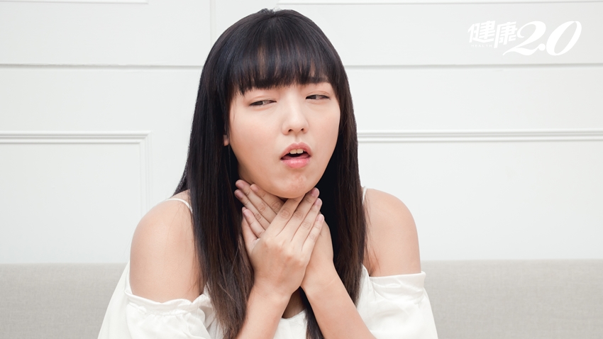 連假大吃大喝後失聲了！常常「清喉嚨」要注意 5招預防「咽喉逆流」