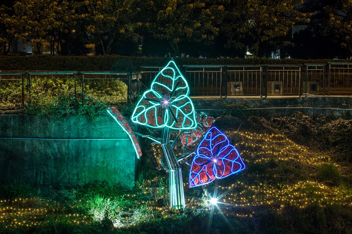 屏東溪畔「繁花綻放」超好拍！2021綵燈節打造20組奇幻花卉點亮萬年溪