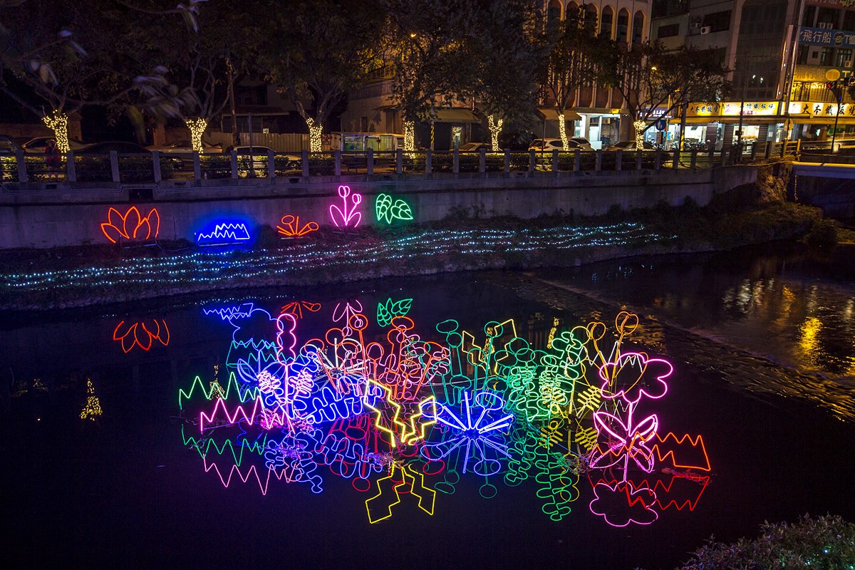 屏東溪畔「繁花綻放」超好拍！2021綵燈節打造20組奇幻花卉點亮萬年溪