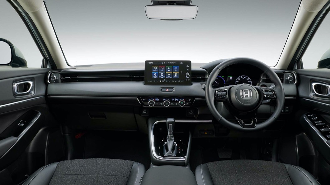 HR-V這次帶來更舒適宜人的車內空間。中央螢幕與儀錶板經過特殊規劃，可有效減少駕駛視線移動。(圖片來源/ Honda)
