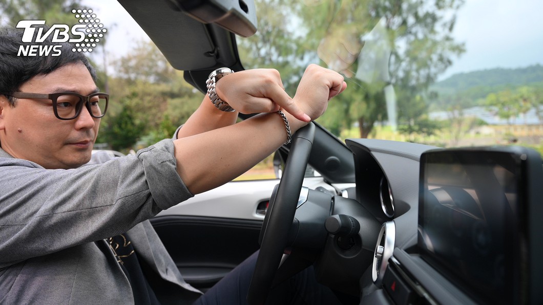 判斷正確方向盤與駕駛人的前後距離，可透過抬起手臂、手腕位置是否與方向盤上端大至切齊來判定。(請依個人實際狀況調整)