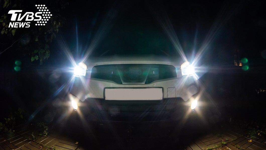 霧區行車開啟霧燈可有效提升視線與自身辨識度。(圖片來源/ Shutterstock)