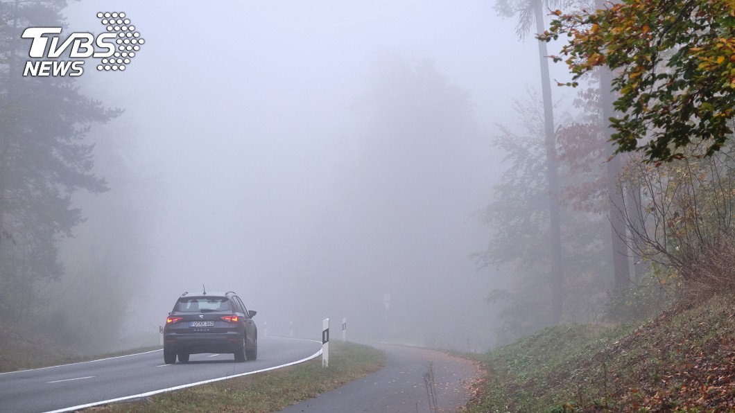 由於濃霧造型視線不佳，減緩車速、拉長安全距離，能夠有效增加反應時間。(圖片來源/ Shutterstock)