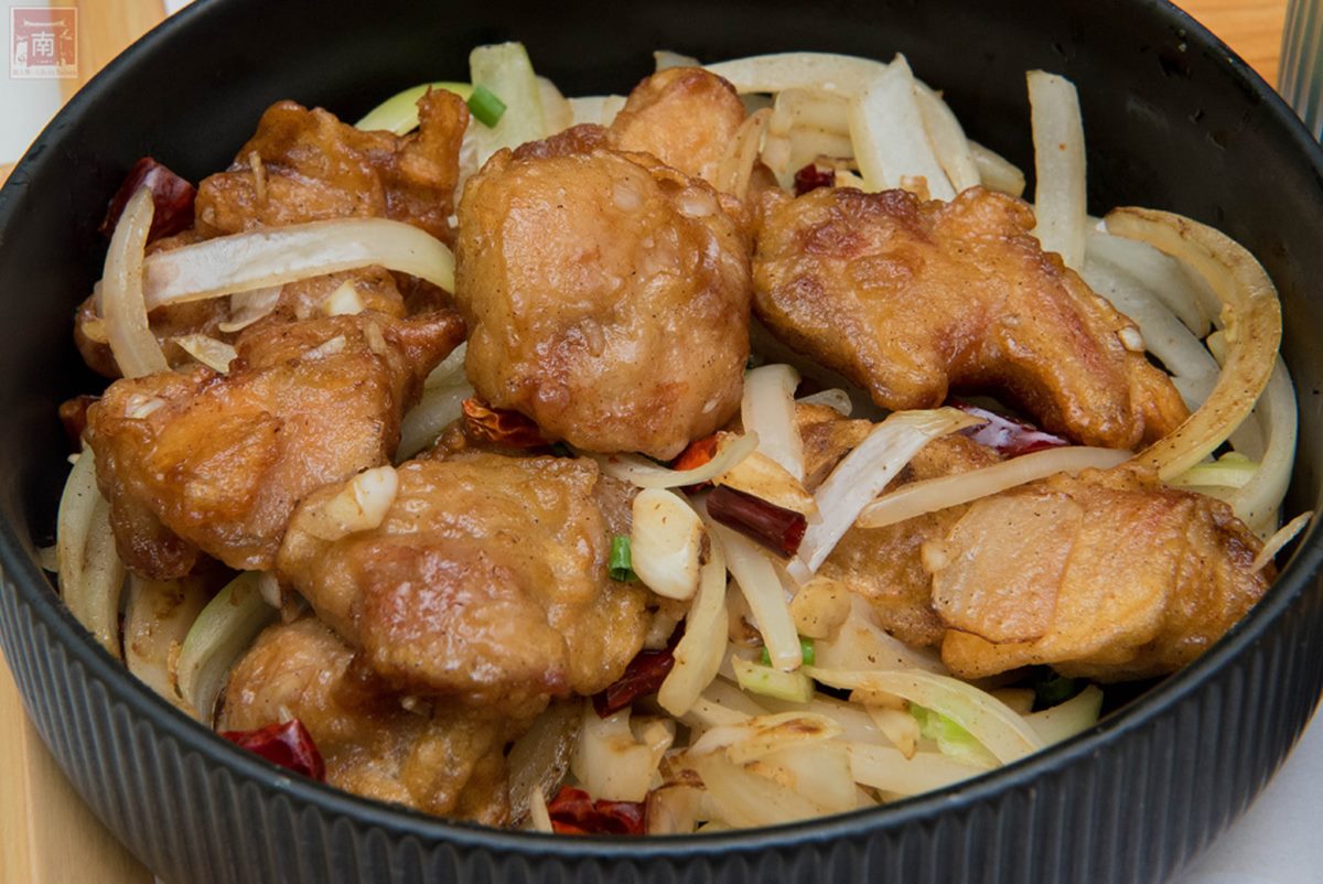 山東名菜台南吃得到！「黃燜雞」肥嫩下飯，套餐附湯、小菜、冰沙149元超划算