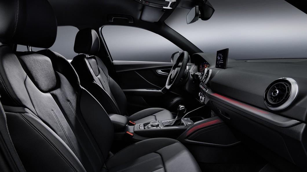 Q2座艙設計維持與小改款前相同，但換上造型與Q3類似的排檔桿。(圖片來源/ Audi)