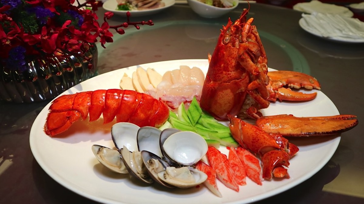 一鴨七吃！台南酒店推最狂極品烤鴨宴，先嗑現片現包捲餅、崧子炒鴨鬆